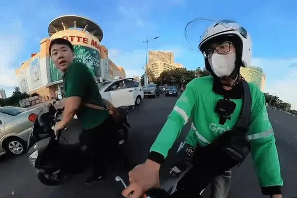 Khách Trung Quốc hư xe, tài xế ở TP.HCM đẩy đến tiệm sửa