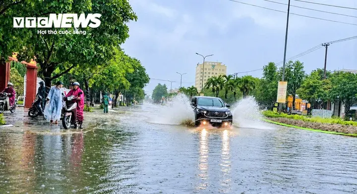 Dân Quảng Ngãi bế lợn 'chạy' lũ, nhiều khu vực phía Nam Đà Nẵng ngập sâu
