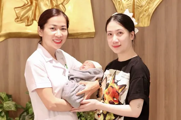 Về từ Hàn Quốc giữ con, mẹ vỡ òa đón bé 1,2kg từ ca tam thai nguy kịch