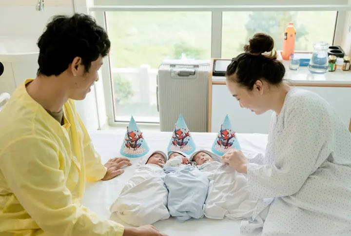 Mẹ mang tam thai, một bé chào đời tuần 27, hai bé còn lại được giữ thêm 36 giờ