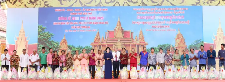 Hình ảnh đồng bào Khmer đón mừng Lễ Sene Dolta đầm ấm, hạnh phúc
