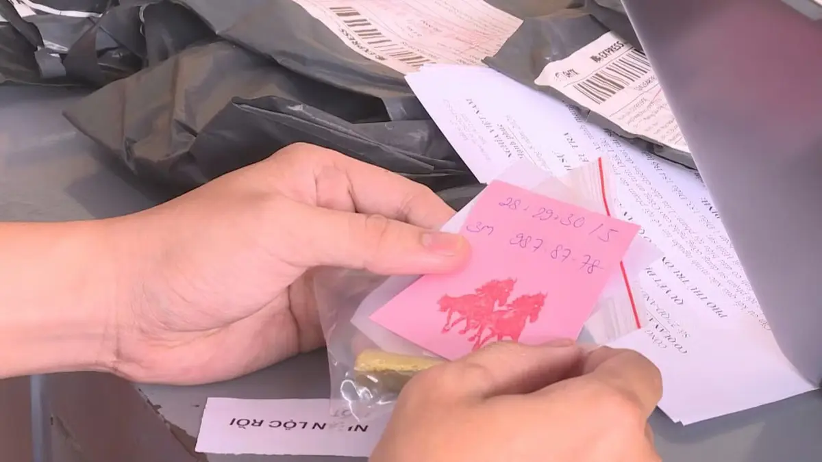Khen thưởng lực lượng phá án vụ vợ chồng nổ được 'bề trên' ban lộc cho trúng số, lừa hơn 50 tỷ