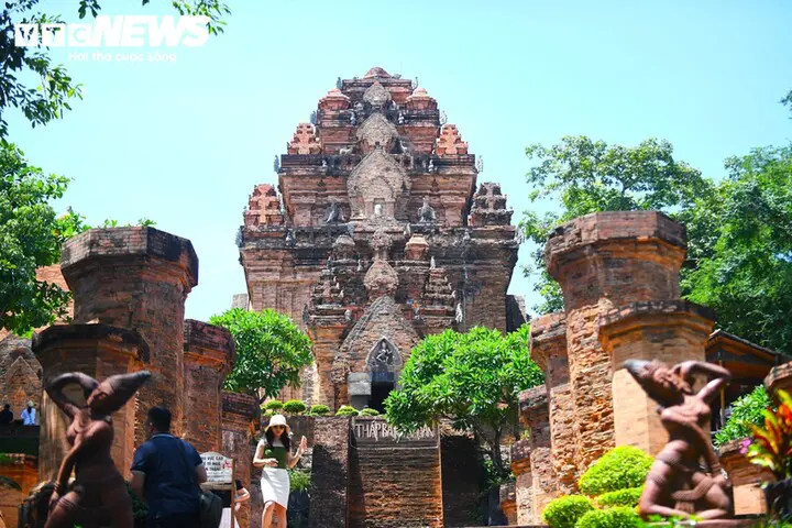 Chiêm ngưỡng kiến trúc độc đáo của di tích ngàn năm tuổi ở Khánh Hoà