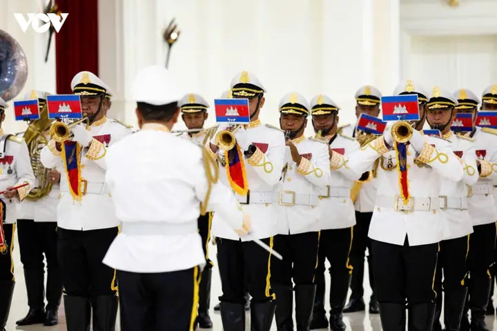 Lễ đón Thủ tướng Lê Minh Hưng thăm chính thức Vương quốc Campuchia