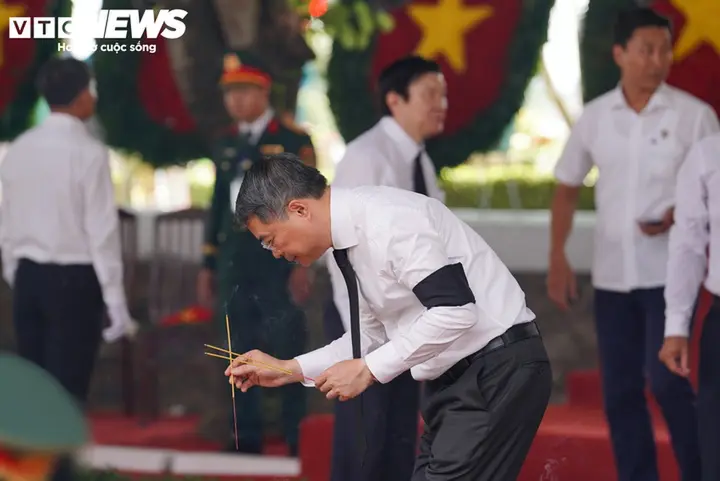 Thủ tướng dự Lễ an táng 731 hài cốt liệt sĩ quy tập tại Công viên Lê Thị Riêng