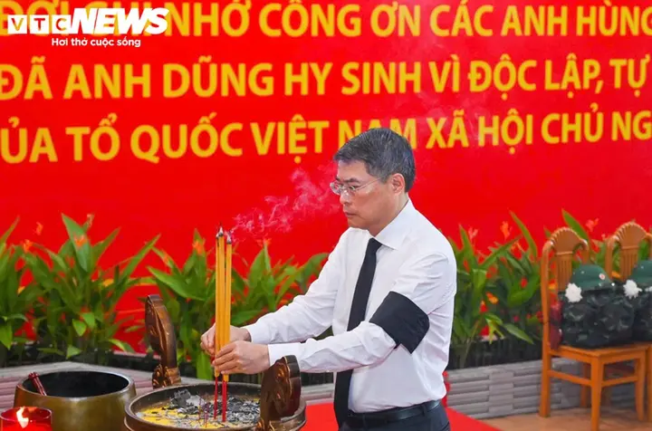 Thủ tướng dự Lễ an táng 731 hài cốt liệt sĩ quy tập tại Công viên Lê Thị Riêng