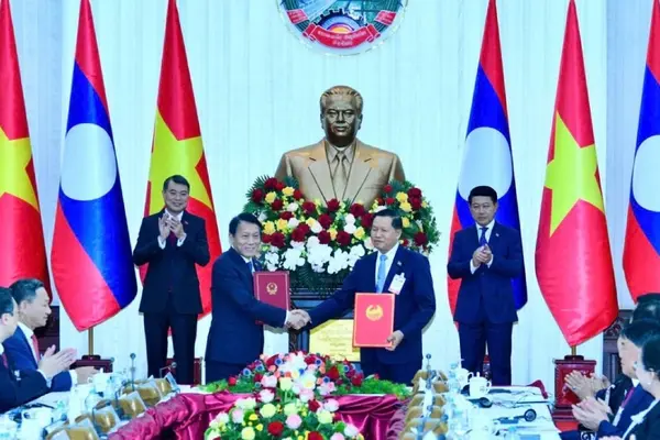 Việt Nam, Lào trao đổi 11 văn kiện hợp tác quan trọng