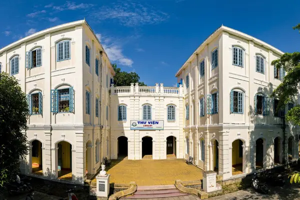 Khám phá Thư viện Đại học Quy Nhơn, kiến trúc Gothic gần 100 tuổi bên chân sóng