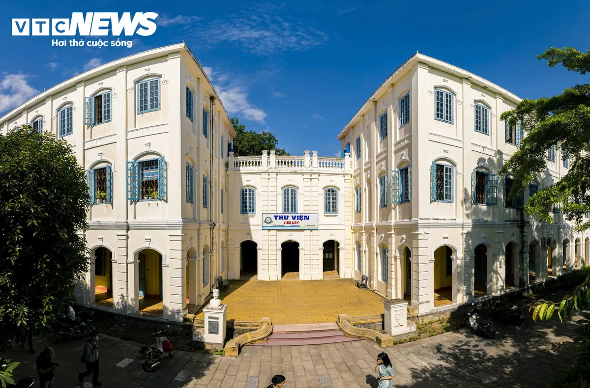 Khám phá Thư viện Đại học Quy Nhơn, kiến trúc Gothic gần 100 tuổi bên chân sóng