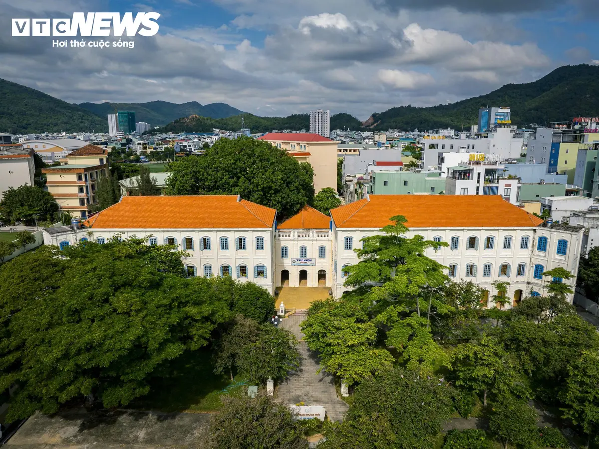 Khám phá Thư viện Đại học Quy Nhơn, kiến trúc Gothic gần 100 tuổi bên chân sóng