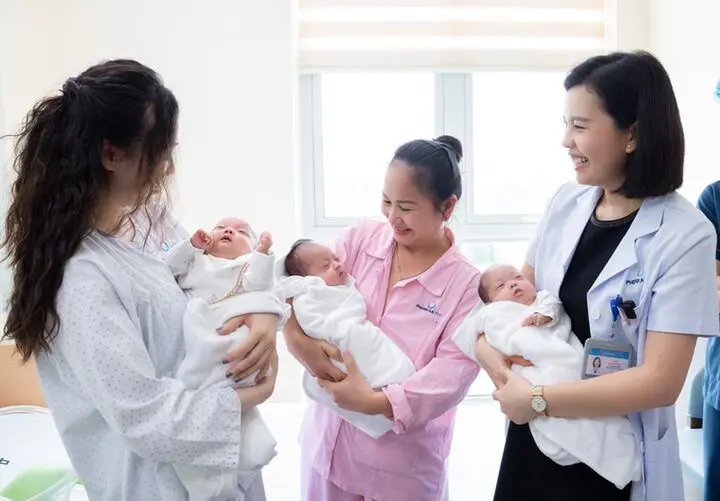 Mẹ mang tam thai, một bé chào đời tuần 27, hai bé còn lại được giữ thêm 36 giờ