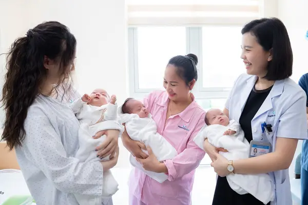 Mẹ mang tam thai, một bé chào đời tuần 27, hai bé còn lại được giữ thêm 36 giờ