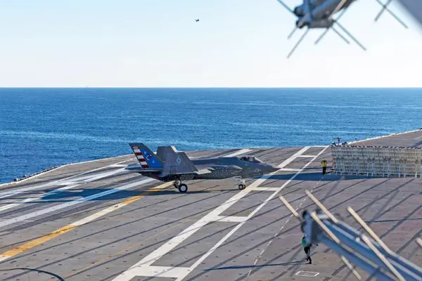 Video tiêm kích F-35C lần đầu hạ cánh xuống siêu tàu sân bay lớp Ford