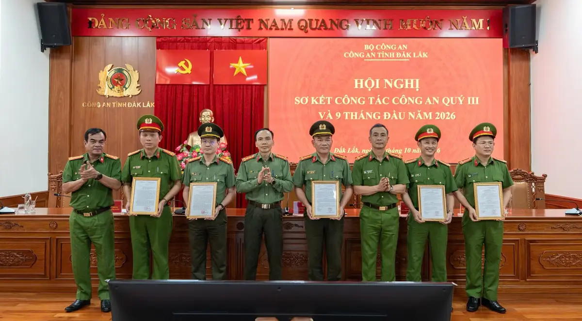 Khen thưởng lực lượng phá án vụ vợ chồng nổ được 'bề trên' ban lộc cho trúng số, lừa hơn 50 tỷ