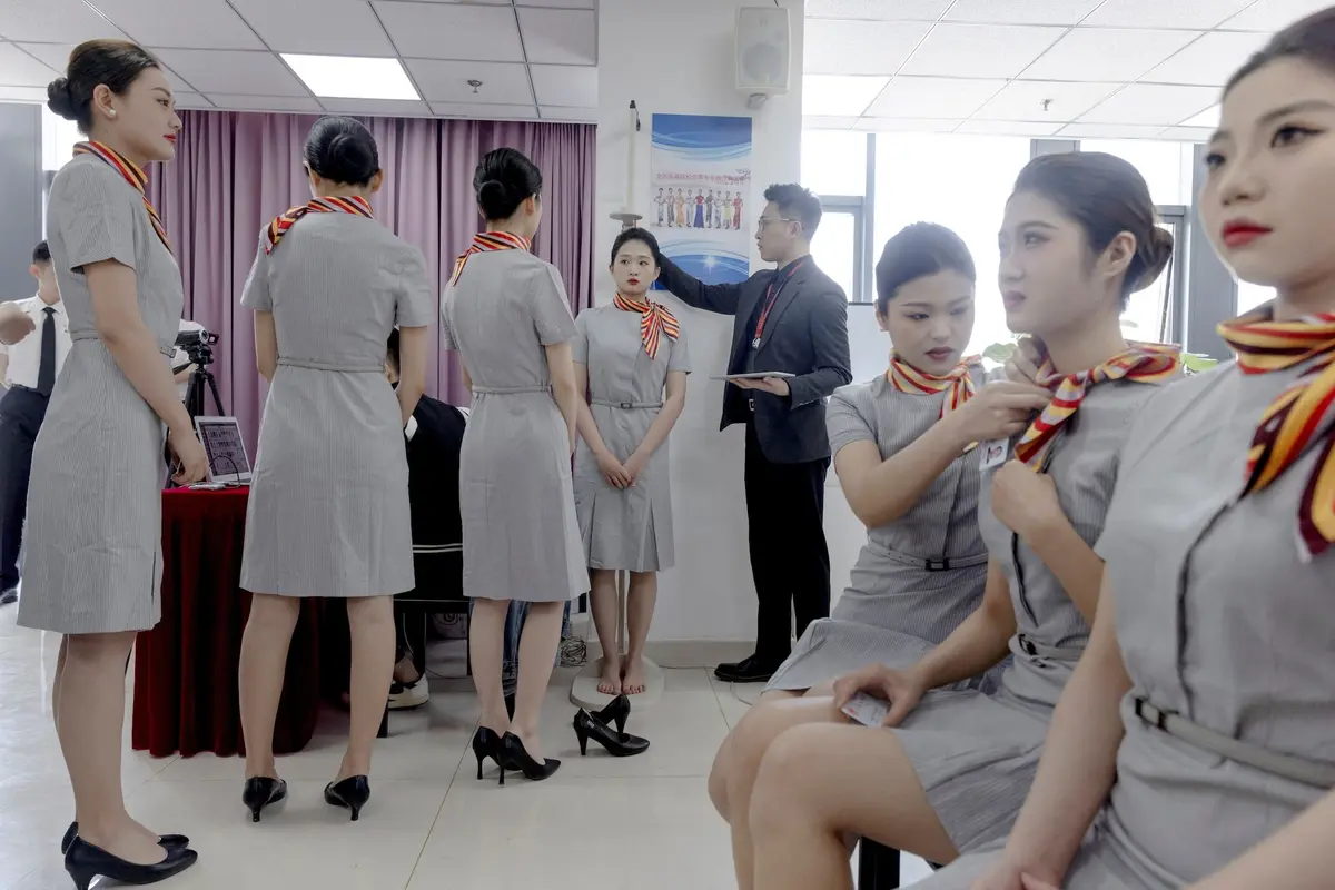 Lý do tiếp viên hàng không thường đeo khăn cổ