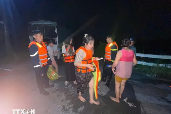 Giải cứu 12 người mắc kẹt giữa dòng nước lũ tại Suối Cái, TP.HCM
