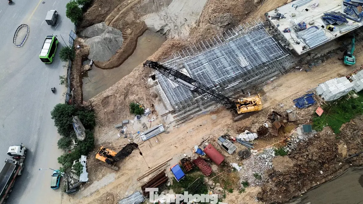 Cầu vượt Phạm Tu - đường 70 thành hình, đúc dầm chạy đua về đích cuối năm