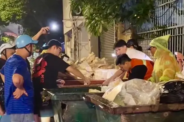 Quán ăn TP.HCM bới 3 thùng rác tìm phong bì tiền cho khách Singapore
