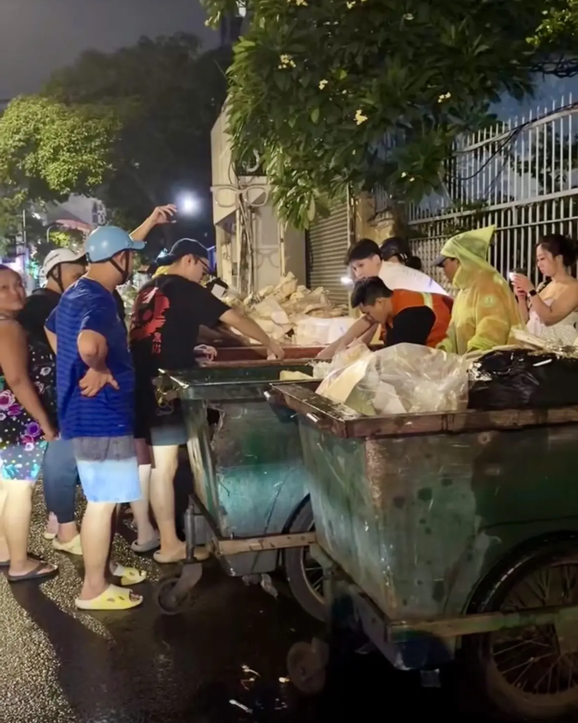 Quán ăn TP.HCM bới 3 thùng rác tìm phong bì tiền cho khách Singapore