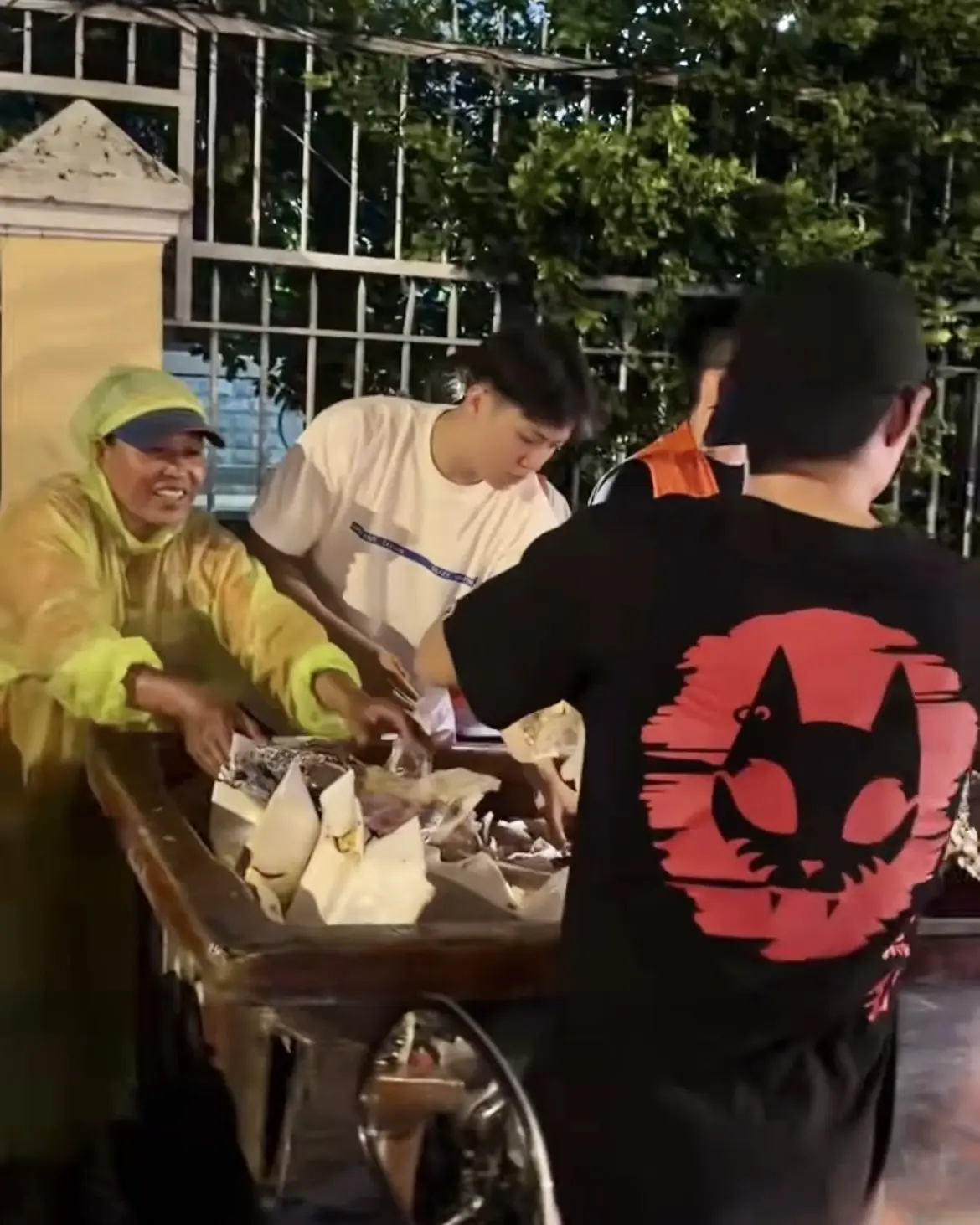 Quán ăn TP.HCM bới 3 thùng rác tìm phong bì tiền cho khách Singapore