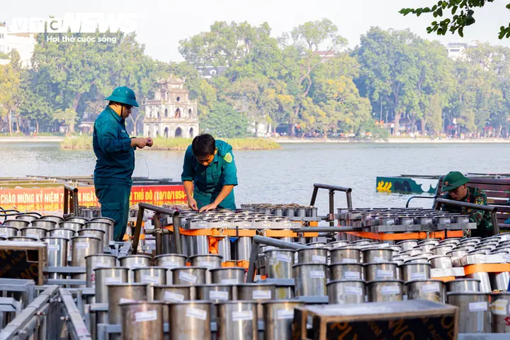Cận cảnh trận địa pháo hoa bên Hồ Gươm chờ khai hỏa tối 10/10