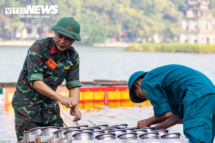 Cận cảnh trận địa pháo hoa bên Hồ Gươm chờ khai hỏa tối 10/10