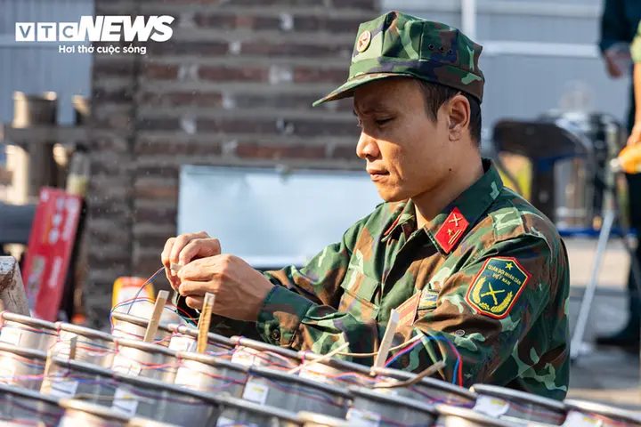 Cận cảnh trận địa pháo hoa bên Hồ Gươm chờ khai hỏa tối 10/10
