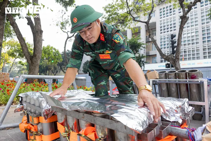 Cận cảnh trận địa pháo hoa bên Hồ Gươm chờ khai hỏa tối 10/10