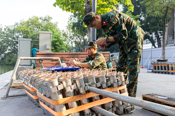 Cận cảnh trận địa pháo hoa bên Hồ Gươm chờ khai hỏa tối 10/10