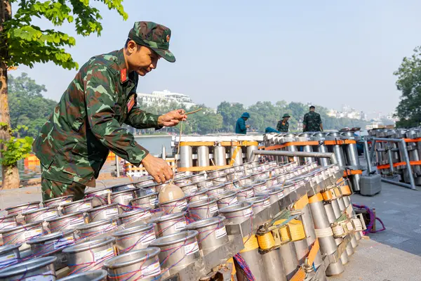 Cận cảnh trận địa pháo hoa bên Hồ Gươm chờ khai hỏa tối 10/10
