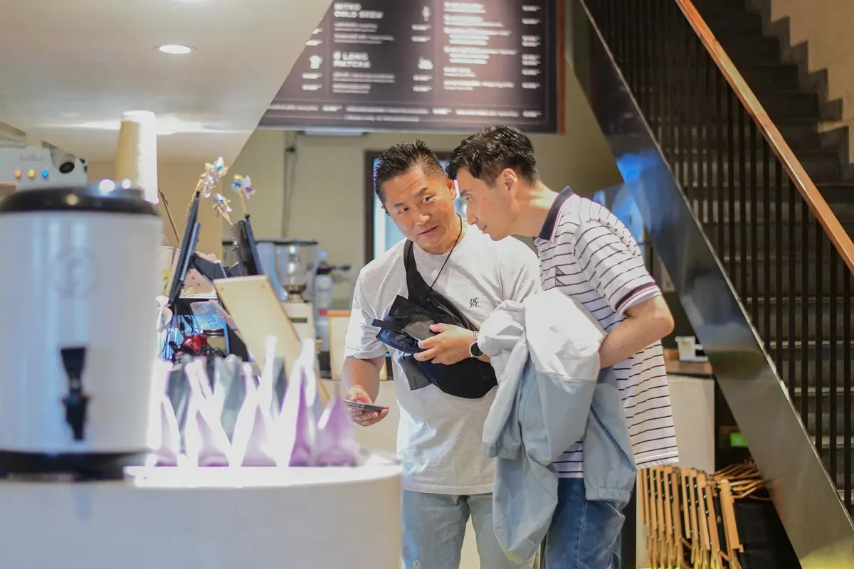 Khách Trung Quốc hư xe, tài xế ở TP.HCM đẩy đến tiệm sửa