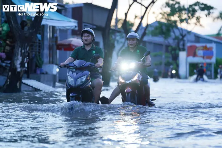 Triều cường đạt đỉnh 'nuốt chửng' nửa xe ô tô, người dân lại bì bõm lội nước