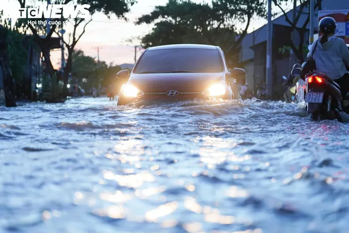 Triều cường đạt đỉnh 'nuốt chửng' nửa xe ô tô, người dân lại bì bõm lội nước