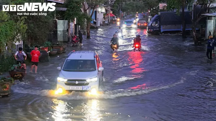 Triều cường đạt đỉnh 'nuốt chửng' nửa xe ô tô, người dân lại bì bõm lội nước
