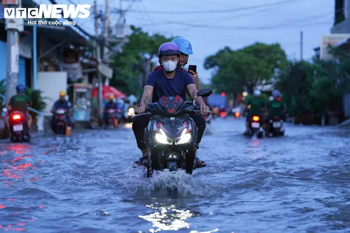 Triều cường đạt đỉnh 'nuốt chửng' nửa xe ô tô, người dân lại bì bõm lội nước