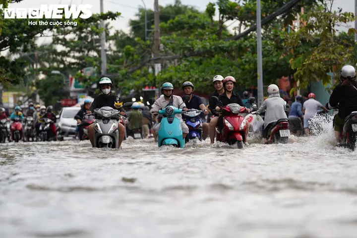 Triều cường sông Sài Gòn vượt đỉnh lịch sử, nhiều tuyến phố ngập sâu