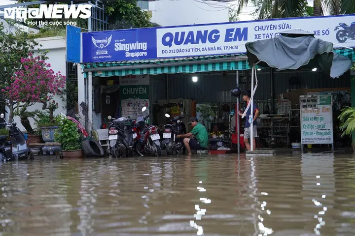 Triều cường sông Sài Gòn vượt đỉnh lịch sử, nhiều tuyến phố ngập sâu