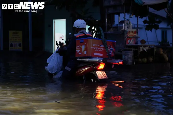 Triều cường sông Sài Gòn vượt đỉnh lịch sử, nhiều tuyến phố ngập sâu