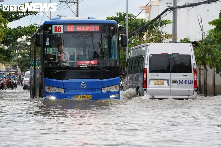 Triều cường sông Sài Gòn vượt đỉnh lịch sử, nhiều tuyến phố ngập sâu