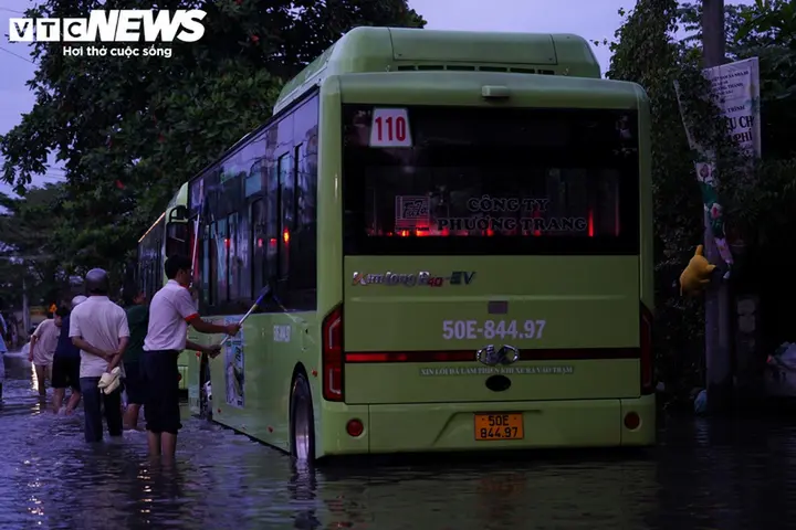 Triều cường sông Sài Gòn vượt đỉnh lịch sử, nhiều tuyến phố ngập sâu