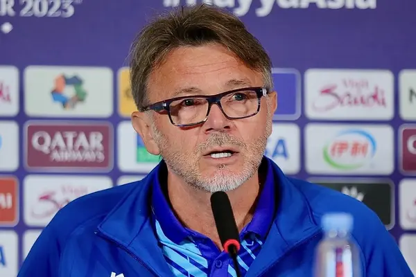 Bóng đá Việt Nam sử dụng sai cách với HLV Troussier