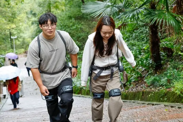Cho thuê robot 'đỡ chân', hỗ trợ leo núi ở Trung Quốc