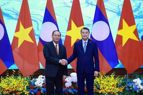 Thủ tướng: Việt Nam luôn dành ưu tiên cao nhất cho quan hệ với Lào