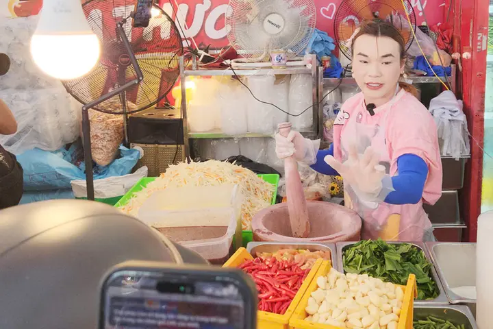 Khách xếp hàng dài mua gỏi Thái ở Cần Thơ