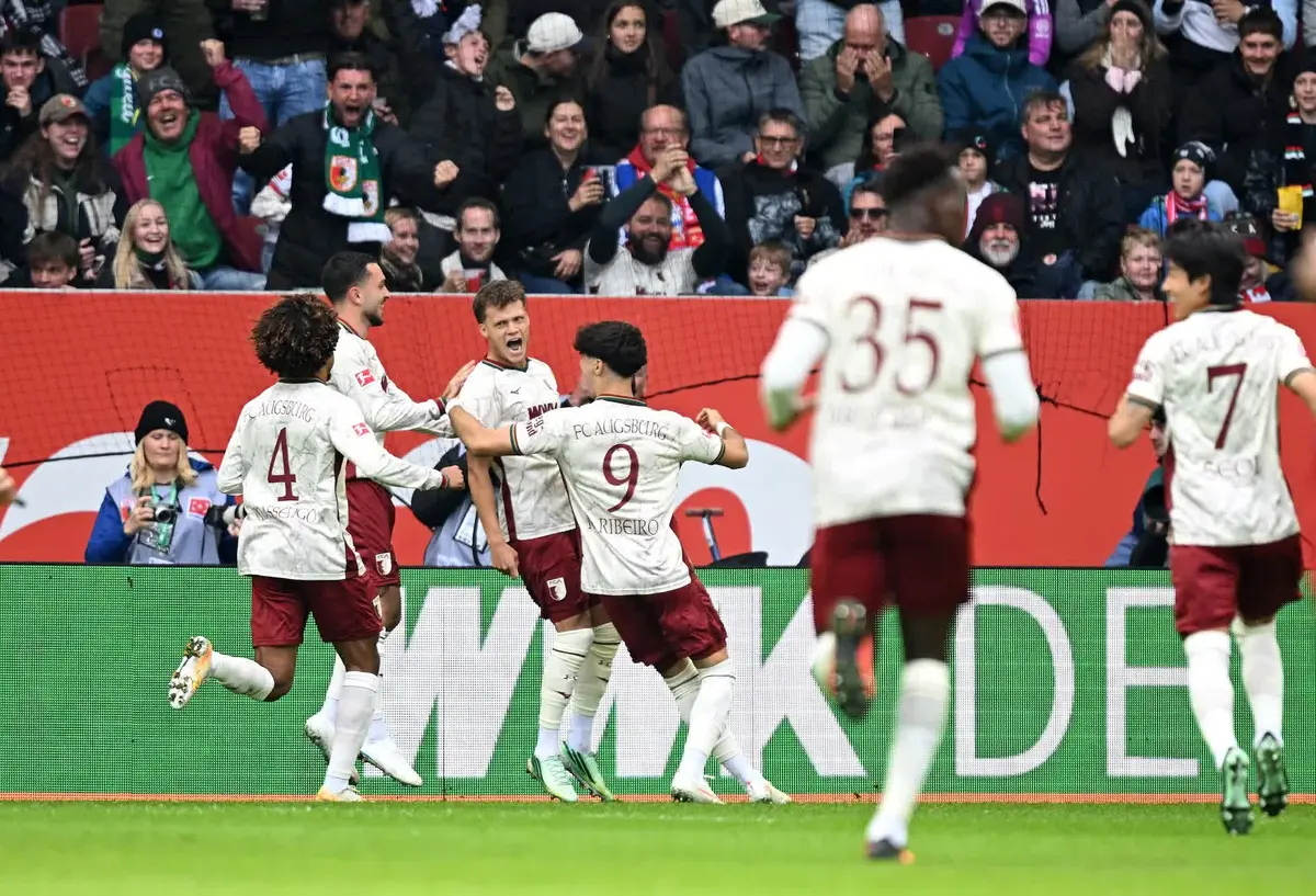 Neuer trải qua đêm ác mộng, Bayern mất điểm trước Augsburg