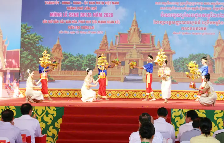 Hình ảnh đồng bào Khmer đón mừng Lễ Sene Dolta đầm ấm, hạnh phúc