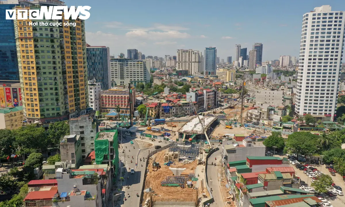 Cận cảnh công trường hai cầu vượt trên tuyến Vành đai 1 ở Hà Nội