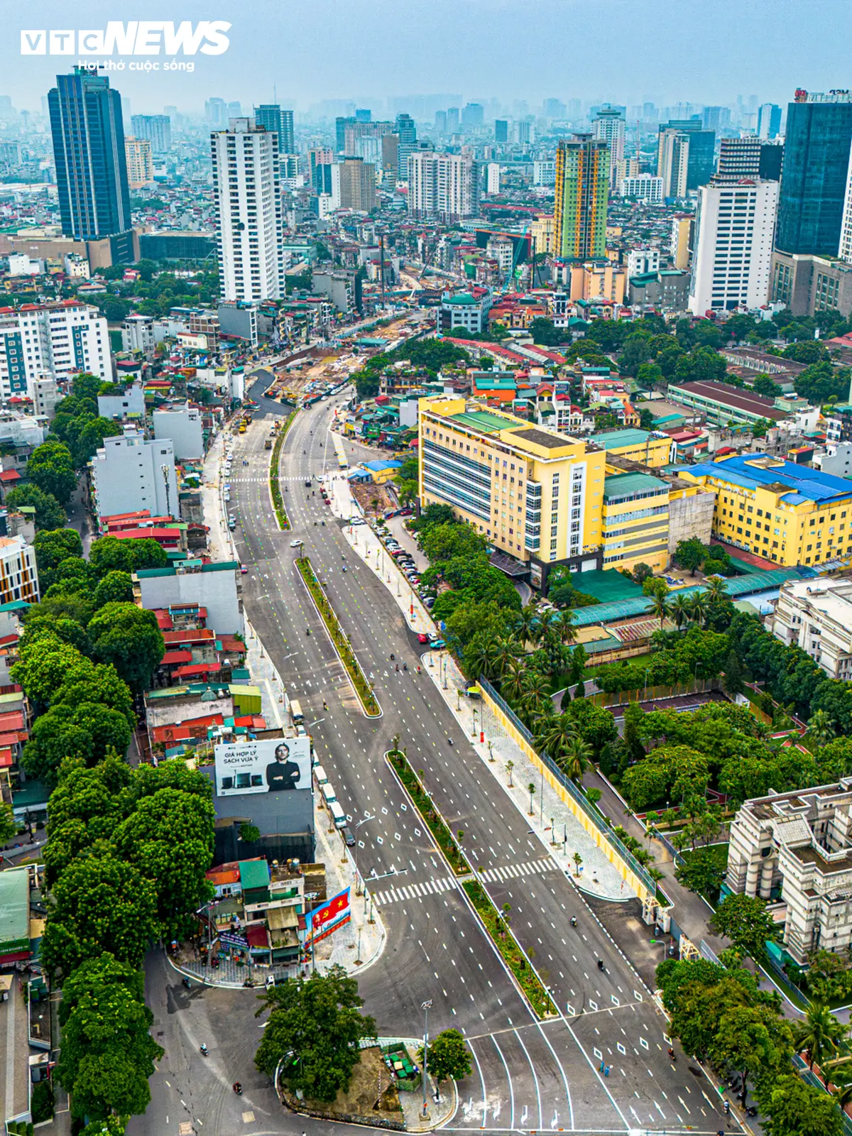 Cận cảnh công trường hai cầu vượt trên tuyến Vành đai 1 ở Hà Nội