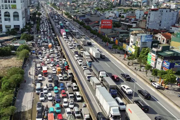 Giao thông trên Vành đai 3 trên cao trước đề xuất bỏ làn khẩn cấp