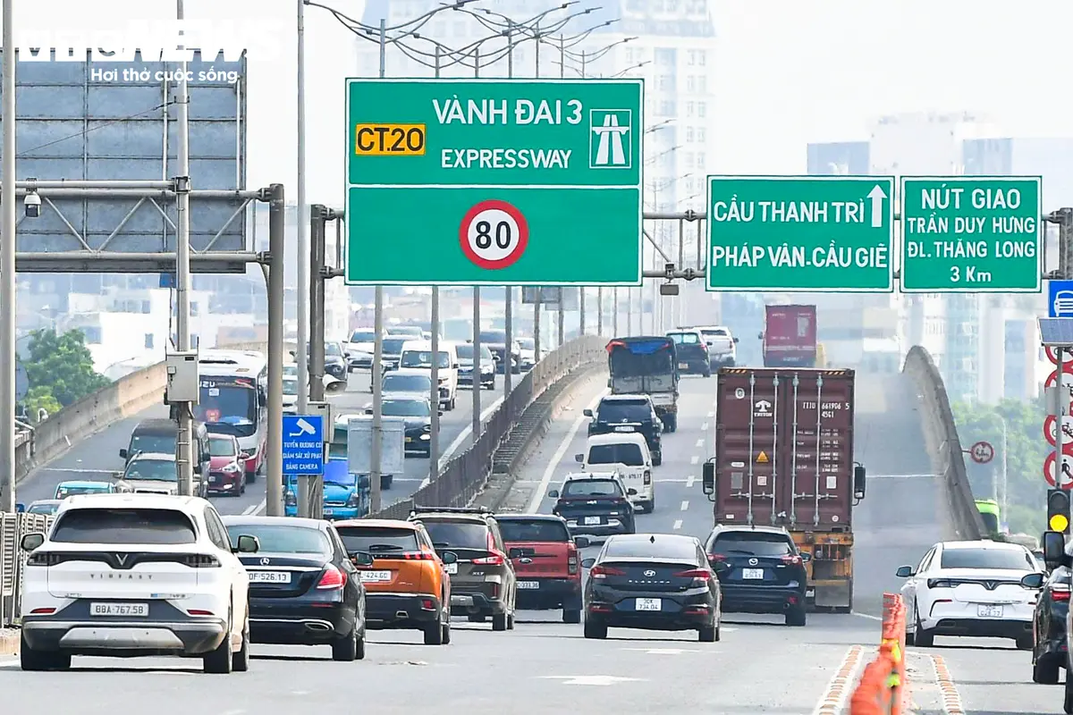 Giao thông trên Vành đai 3 trên cao trước đề xuất bỏ làn khẩn cấp